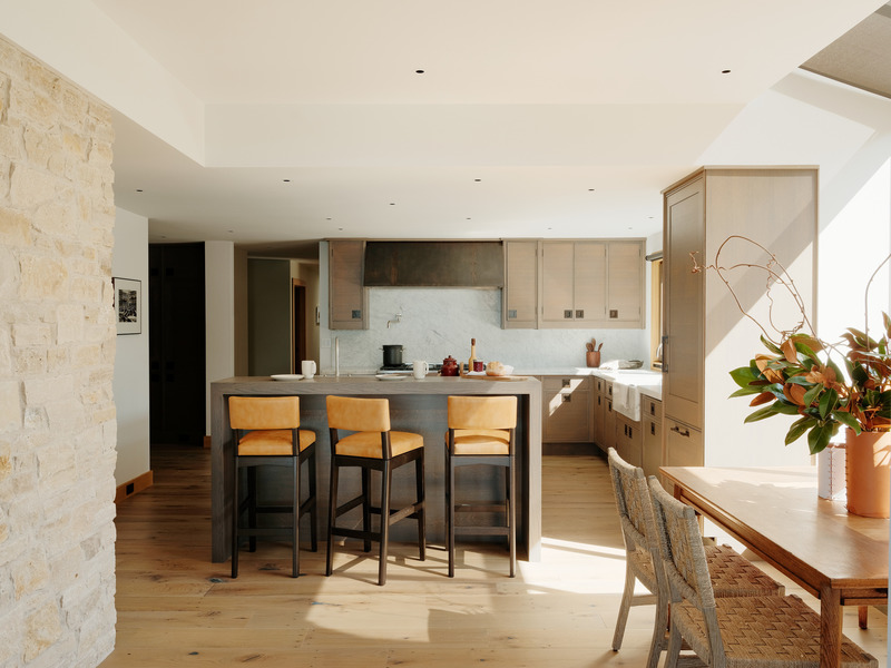Dossier de presse | 2757-15 - Communiqué de presse | Studio Schicketanz Embraces the California Coast - Studio Schicketanz - Architecture résidentielle -  Scenic Drive: The kitchen is outfitted with cabinetry by Christopher Peacock, a Carrara marble backsplash and counters, and a bronze hood and cabinet hardware, all of which work seamlessly to offer subtle contrast. - Crédit photo : Joe Fletcher Photography
