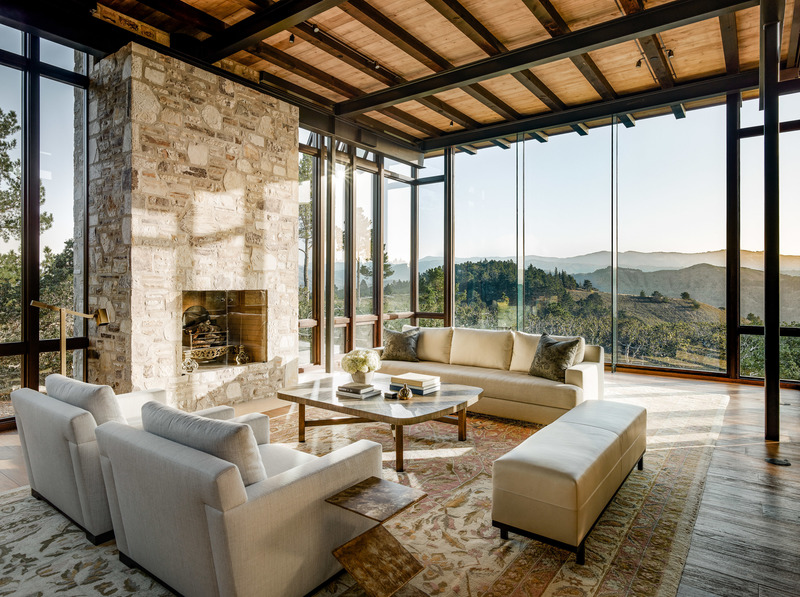 Dossier de presse | 2757-15 - Communiqué de presse | Studio Schicketanz Embraces the California Coast - Studio Schicketanz - Architecture résidentielle -  Tehama 1: "Light is at play everywhere, from the dappled light that hits the stone wall to the reflection of the majestic neighbouring tree in the house’s expansive glass facade," says Mary Ann Schicketanz. - Crédit photo : Joe Fletcher Photography