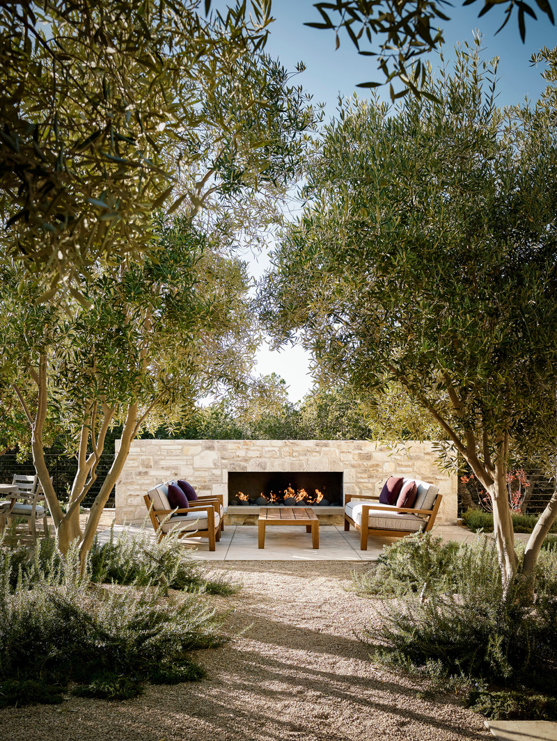 Dossier de presse | 2757-15 - Communiqué de presse | Studio Schicketanz Embraces the California Coast - Studio Schicketanz - Architecture résidentielle -  Tehama 1: The single-story residence consists of the primary residence and a guest house, both of which are positioned around a rectangular courtyard with a large stone fireplace. - Crédit photo : Joe Fletcher Photography