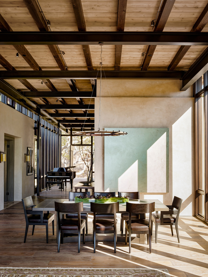 Dossier de presse | 2757-15 - Communiqué de presse | Studio Schicketanz Embraces the California Coast - Studio Schicketanz - Architecture résidentielle -  Tehama 1: The ceilings are sheathed in warm-hued fir, which provides a contrast to the structural metal beams that traverse the space. Reclaimed teak was used for the flooring. - Crédit photo : Joe Fletcher Photography