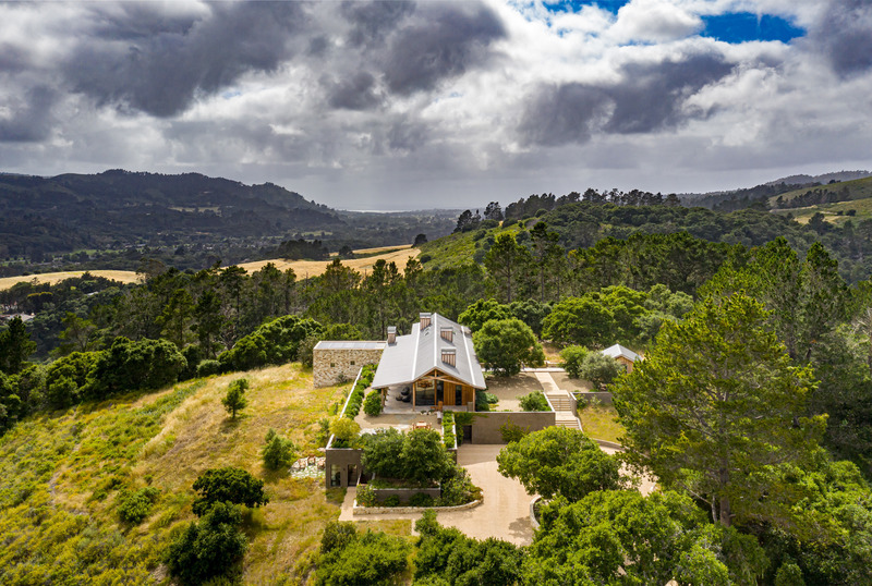 Dossier de presse | 2757-15 - Communiqué de presse | Studio Schicketanz Embraces the California Coast - Studio Schicketanz - Architecture résidentielle -  Tehama 2: Located on a seven-acre parcel, the net-zero residence, which is at once modern and rustic, is thoughtfully sited on an open meadow with a gentle slope. - Crédit photo : Tim Griffith Photography
