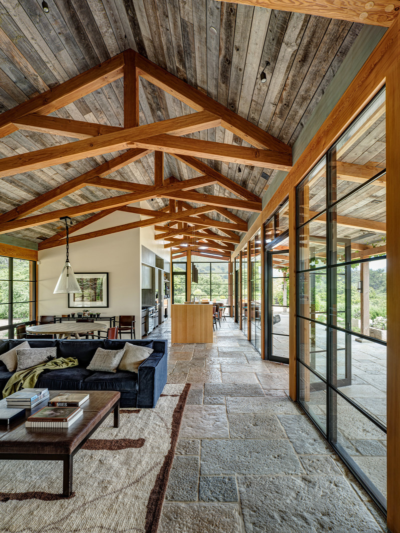 Dossier de presse | 2757-15 - Communiqué de presse | Studio Schicketanz Embraces the California Coast - Studio Schicketanz - Architecture résidentielle -  Tehama 2: The interior concrete flooring extends to the exterior porch, while the ceiling is paneled in reclaimed barn-wood siding and the asymmetrical trusses are Douglas fir. The result is a low-maintenance home that doesn't require the need for air conditioning.  - Crédit photo : Tim Griffith Photography