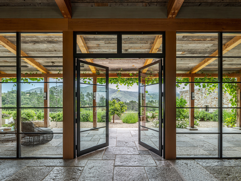 Dossier de presse | 2757-15 - Communiqué de presse | Studio Schicketanz Embraces the California Coast - Studio Schicketanz - Architecture résidentielle -  Tehama 2: The deep porch, lined by glass sliders, help regulate the western wind. <br> - Crédit photo : Tim Griffith Photography