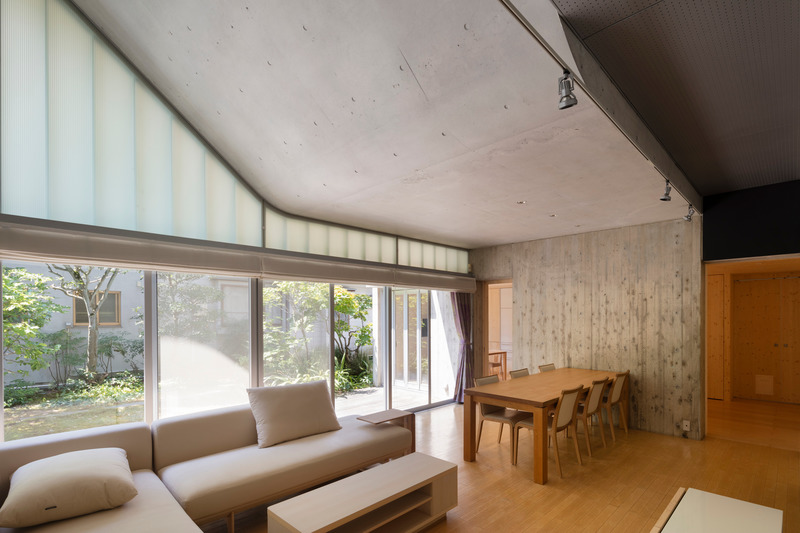 Press kit | 875-03 - Press release | Continuous Plate House 2.0 - Ryumei Fujiki + Yukiko Sato / F.A.D.S - Residential Architecture - Interior of Living-Dining-1 - Photo credit: Hiroshi Ueda