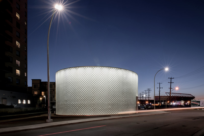 Dossier de presse | 1020-13 - Communiqué de presse | Les médailles du Gouverneur général en architecture célèbrent des bâtiments remarquables à la grandeur du pays - L'Institut royal d'architecture du Canada - Concours - Vue nocturne du bâtiment et du stade du Commonwealth en arrière-plan. RTC 03. gh3* - Crédit photo : gh3*