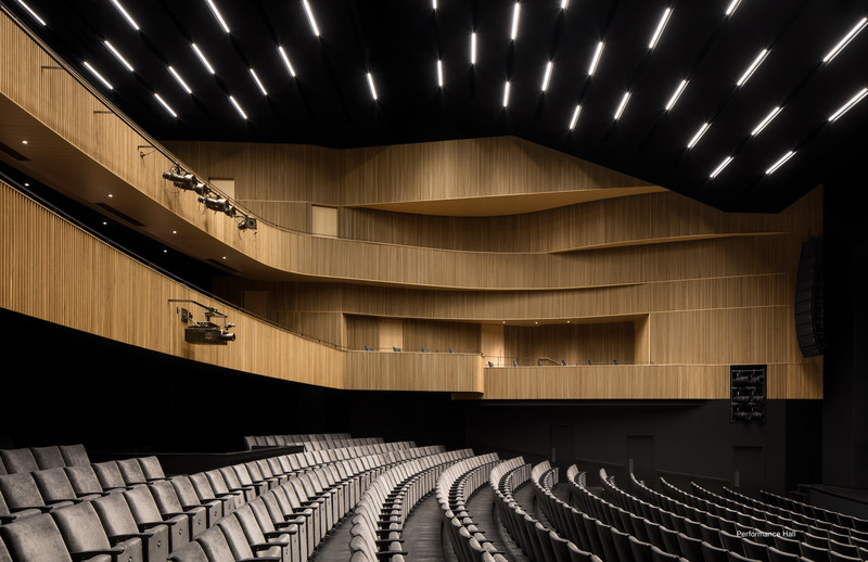 Dossier de presse | 1020-13 - Communiqué de presse | Les médailles du Gouverneur général en architecture célèbrent des bâtiments remarquables à la grandeur du pays - L'Institut royal d'architecture du Canada - Concours - Théâtre Gilles-Vigneault (intérieur) Atelier TAG et Jodoin Lamarre Pratte architectes en consortium <br style=""> - Crédit photo : Adrien Williams