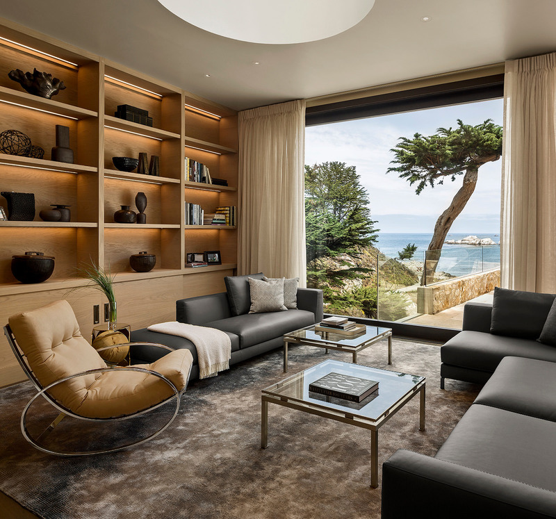 Dossier de presse | 2757-15 - Communiqué de presse | Studio Schicketanz Embraces the California Coast - Studio Schicketanz - Architecture résidentielle - Lobos Views:  In the living room, the B&amp;B Italia sofas are complemented by a custom rug by Edward Fields, an original Milo Baughman rocker reupholstered in Larsen fabric, and a Guy Lefevre Cocktail Table, circa 1970s. - Crédit photo : Bob Canfield Photography
