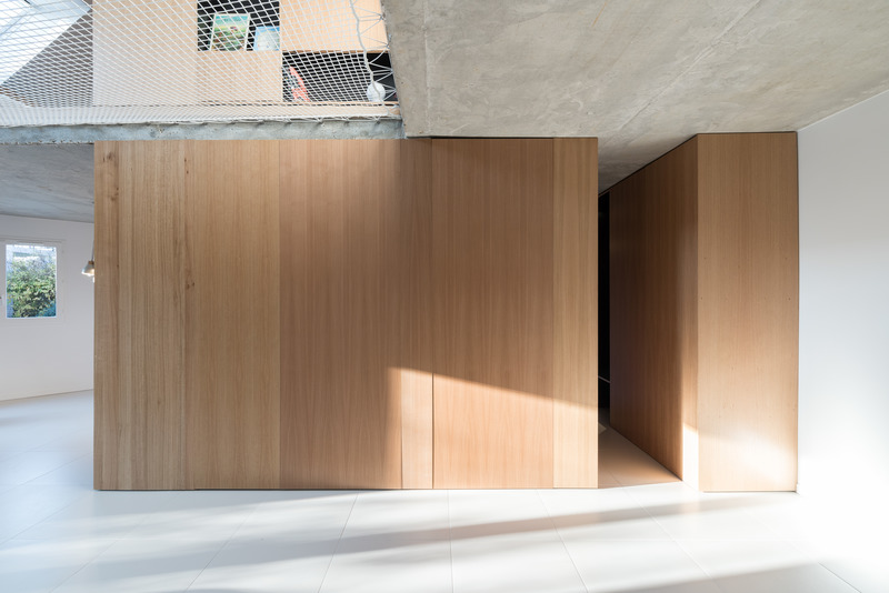 Dossier de presse | 2180-04 - Communiqué de presse | Autour du filet - Martins | Afonso atelier de design & l'atelier miel - Design d’intérieur résidentiel - Espace central + Bar<br> - Crédit photo : Mickaël Martins Afonso