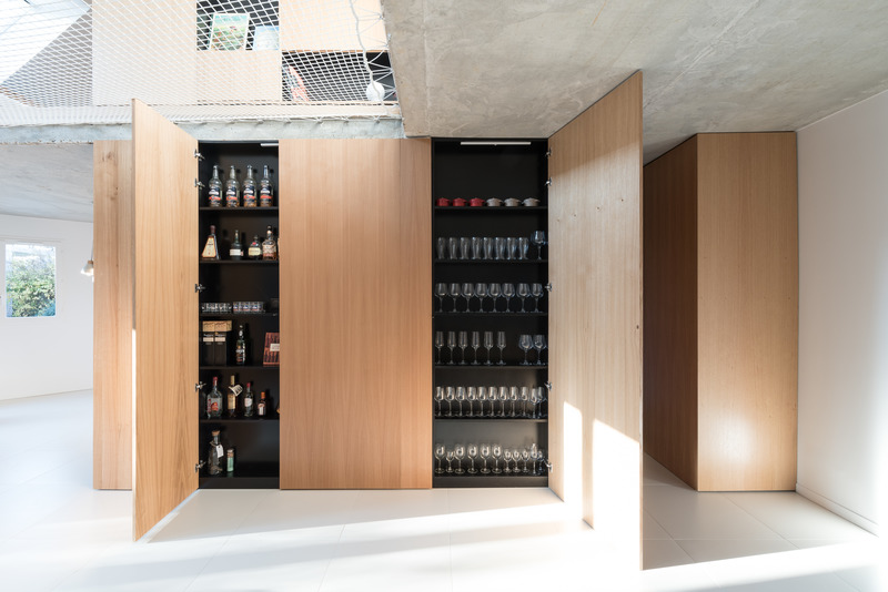 Dossier de presse | 2180-04 - Communiqué de presse | Autour du filet - Martins | Afonso atelier de design & l'atelier miel - Design d’intérieur résidentiel - Espace central + Bar - Crédit photo : Mickaël Martins Afonso