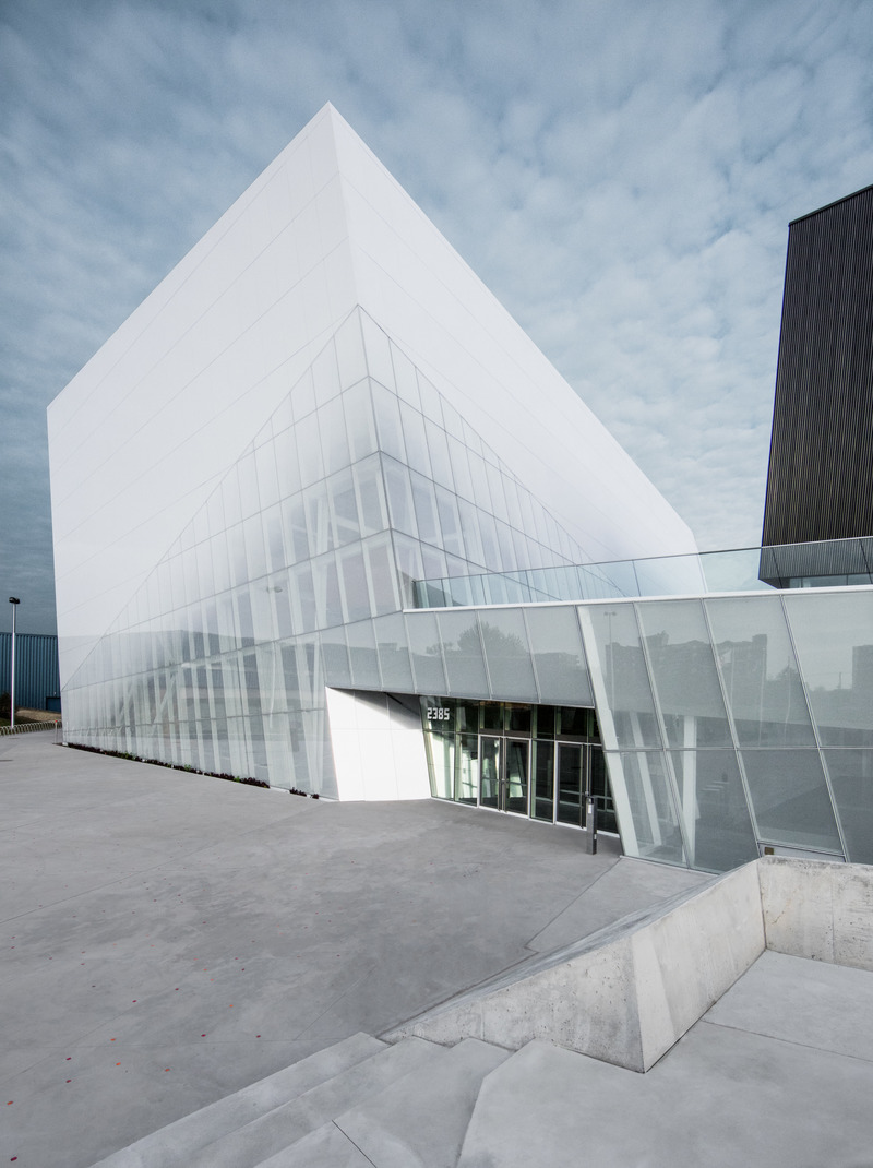 Dossier de presse | 774-12 - Communiqué de presse | L'Ordre des architectes du Québec dévoile les lauréats de ses Prix d'excellence en architecture 2020 - Ordre des architectes du Québec (OAQ) - Concours - <p class="">Bâtiments institutionnels publics</p><p class="">Complexe sportif de Saint-Laurent</p><p class="">Conception : Saucier + Perrotte Architectes en consortium avec HCMA</p><p class="">Client : arrondissement Saint-Laurent</p> - Crédit photo :  Olivier Blouin 