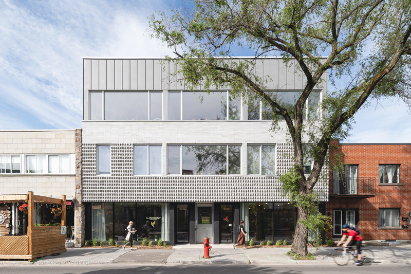 Dossier de presse | 774-12 - Communiqué de presse | L'Ordre des architectes du Québec dévoile les lauréats de ses Prix d'excellence en architecture 2020 - Ordre des architectes du Québec (OAQ) - Concours - <p class="">Bâtiments et ensembles résidentiels de type multifamilial</p><p class="">Off Plaza</p><p class="">Conception : L. McComber – architecture vivante</p><p class="">Client : 9359-7458 Québec inc. (Nicolas Rasselet)</p> - Crédit photo :  Raphaël Thibodeau<span></span> 