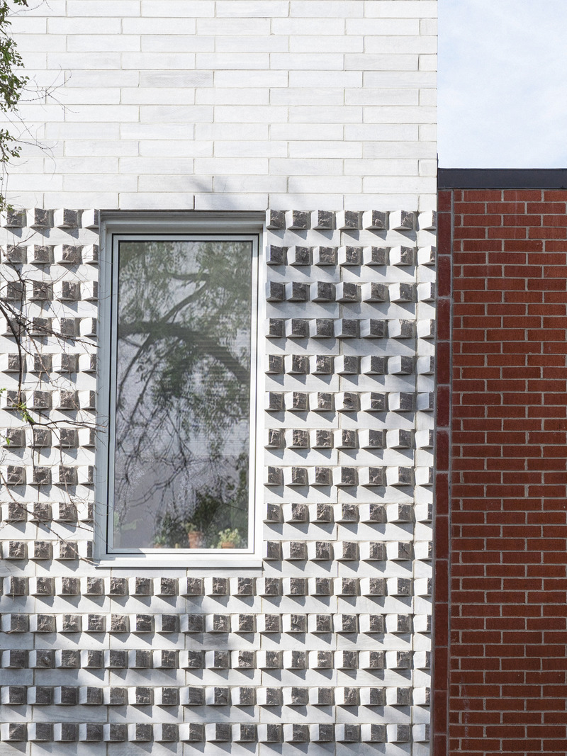 Dossier de presse | 774-12 - Communiqué de presse | L'Ordre des architectes du Québec dévoile les lauréats de ses Prix d'excellence en architecture 2020 - Ordre des architectes du Québec (OAQ) - Concours - <p class="">Bâtiments et ensembles résidentiels de type multifamilial</p><p class="">Off Plaza</p><p class="">Conception : L. McComber – architecture vivante</p><p class="">Client : 9359-7458 Québec inc. (Nicolas Rasselet)</p> - Crédit photo :  Raphaël Thibodeau 