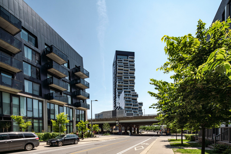 Dossier de presse | 774-12 - Communiqué de presse | L'Ordre des architectes du Québec dévoile les lauréats de ses Prix d'excellence en architecture 2020 - Ordre des architectes du Québec (OAQ) - Concours -  <p class="">Bâtiments et ensembles résidentiels de type multifamilial et mention Développement durable</p><p class="">River City – phase 3</p><p class="">Conception : Saucier + Perrotte Architectes et ZAS Architectes</p><p class="">Client : Urban Capital</p>  - Crédit photo :  Jose Uribe / Pureblink 