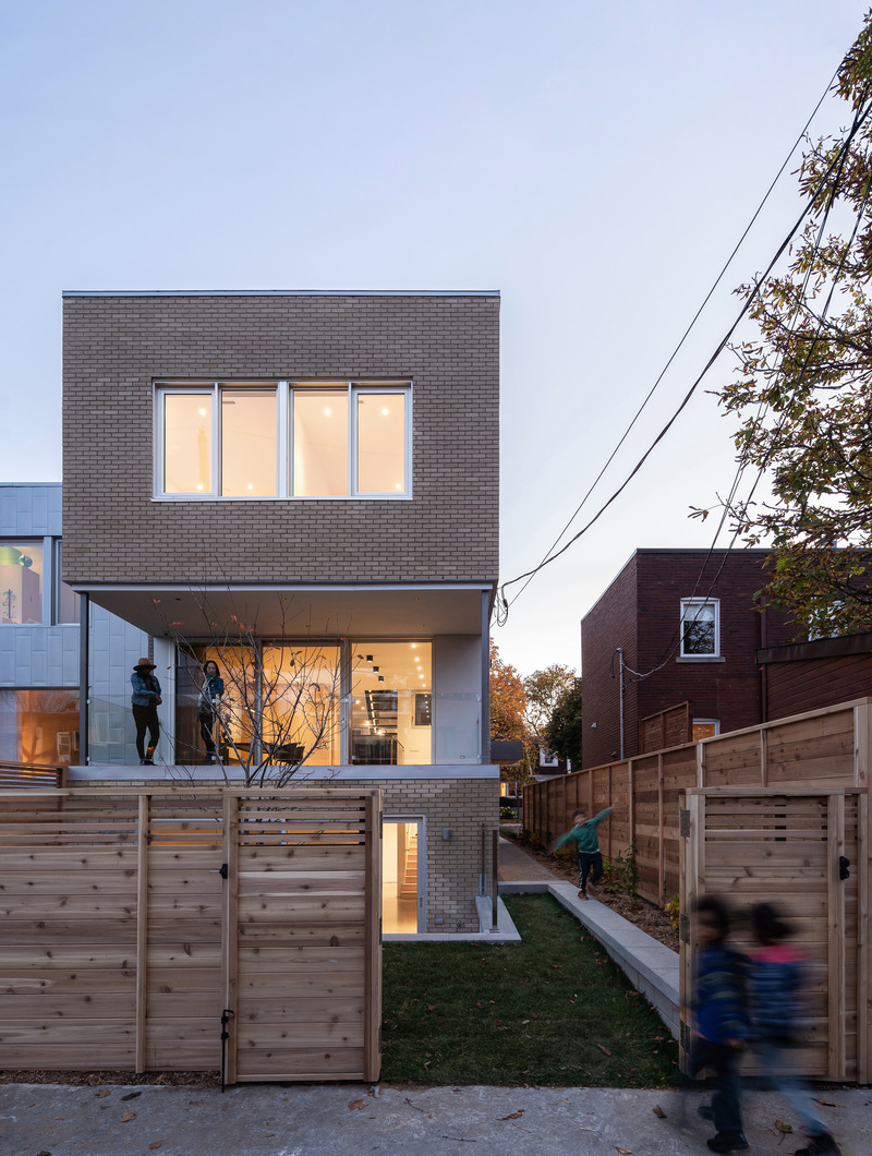 Dossier de presse | 774-12 - Communiqué de presse | L'Ordre des architectes du Québec dévoile les lauréats de ses Prix d'excellence en architecture 2020 - Ordre des architectes du Québec (OAQ) - Concours - <p>Bâtiments résidentiels de type unifamilial en milieu urbain</p><p class="">La DUETTE</p><p class="">Conception : Natalie Dionne Architecture</p><p class="">Clients : Patrice Éthier et Sophia Lormeus</p> - Crédit photo :  Raphaël Thibodeau 