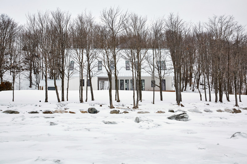 Dossier de presse | 774-12 - Communiqué de presse | L'Ordre des architectes du Québec dévoile les lauréats de ses Prix d'excellence en architecture 2020 - Ordre des architectes du Québec (OAQ) - Concours -  <p class="">Bâtiments résidentiels de type unifamilial en milieu naturel</p><p class=""> La Maison de l’Île</p><p class="">Conception : Blouin Orzes architectes</p><p class="">Clients : France Rodrigue et Hugo Drouin</p>  - Crédit photo : Alex Blouin et Jodi Heartz 