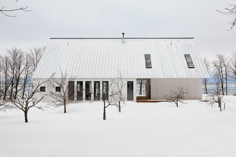 Dossier de presse | 774-12 - Communiqué de presse | L'Ordre des architectes du Québec dévoile les lauréats de ses Prix d'excellence en architecture 2020 - Ordre des architectes du Québec (OAQ) - Concours - <p class="">Bâtiments résidentiels de type unifamilial en milieu naturel</p><p class=""> La Maison de l’Île</p><p class="">Conception : Blouin Orzes architectes</p><p class="">Clients : France Rodrigue et Hugo Drouin</p> - Crédit photo :  Alex Blouin et Jodi Heartz 
