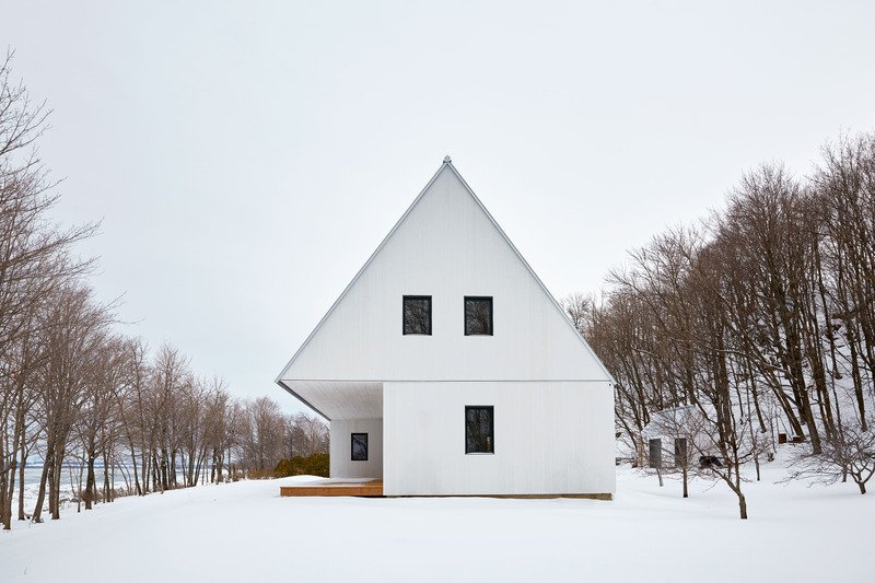 Dossier de presse | 774-12 - Communiqué de presse | L'Ordre des architectes du Québec dévoile les lauréats de ses Prix d'excellence en architecture 2020 - Ordre des architectes du Québec (OAQ) - Concours - <p class="">Bâtiments résidentiels de type unifamilial en milieu naturel</p><p class="">La Maison de l’Île</p><p class="">Conception : Blouin Orzes architectes</p><p class="">Clients : France Rodrigue et Hugo Drouin</p> - Crédit photo :  Alex Blouin et Jodi Heartz  