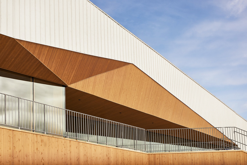 Dossier de presse | 774-12 - Communiqué de presse | L'Ordre des architectes du Québec dévoile les lauréats de ses Prix d'excellence en architecture 2020 - Ordre des architectes du Québec (OAQ) - Concours - <p class="">Prix du public</p><p class="">Chalet du Sommet Bromont – Montagne d’expériences</p><p class="">Conception : Lemay</p><p class="">Client : Bromont – Montagne d’expériences</p> - Crédit photo :  Phil Bernard et Vincent Girard (ephek) 
