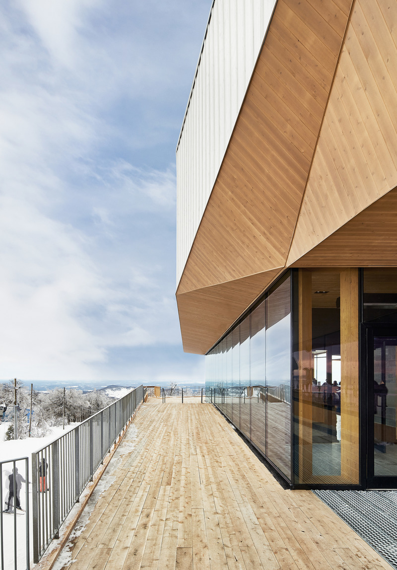 Dossier de presse | 774-12 - Communiqué de presse | L'Ordre des architectes du Québec dévoile les lauréats de ses Prix d'excellence en architecture 2020 - Ordre des architectes du Québec (OAQ) - Concours - <p class="" style="">Prix du public<br></p><p class="" style="">Chalet du Sommet Bromont – Montagne d’expériences</p><p class="">Conception : Lemay</p><p class="" style="">Client : Bromont – Montagne d’expériences<br style=""></p> - Crédit photo :  <p class="">Phil Bernard et Vincent Girard (ephek)</p> 