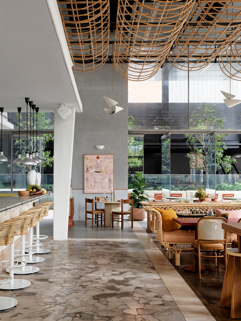 Press kit | 2887-08 - Press release | Glorietta - Alexander &CO. - Commercial Interior Design - Kitchen to the side and Family Table at rear - Photo credit: Anson Smart