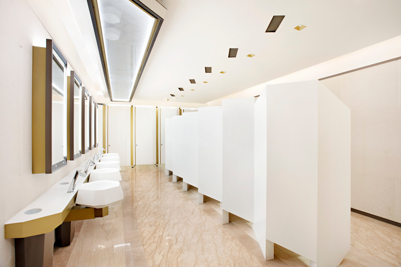 Press kit | 4882-01 - Press release | Grand Gateway 66 - A piazza for the modern era - ELENA GALLI GIALLINI LTD (EGGL) - Commercial Architecture - <p class="">Male Washroom - View from Entrance</p> - Photo credit: Denice Hough