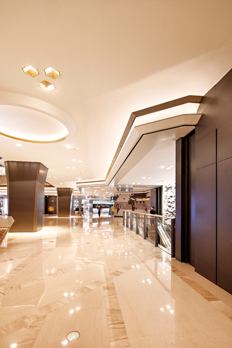 Press kit | 4882-01 - Press release | Grand Gateway 66 - A piazza for the modern era - ELENA GALLI GIALLINI LTD (EGGL) - Commercial Architecture - <p class="">1F Atrium - Escalator to B1 Retail Area</p> - Photo credit: Denice Hough