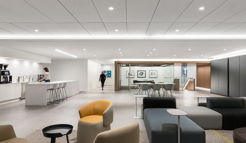 Press kit | 2403-02 - Press release | Raising The Bar - Imperatori Design | Menkès Shooner Dagenais LeTourneux Architectes - Commercial Interior Design - <p class="">The hub - crossroads of employee activity and link between practice wings</p><p class=""><br></p> - Photo credit: Stéphane Brügger