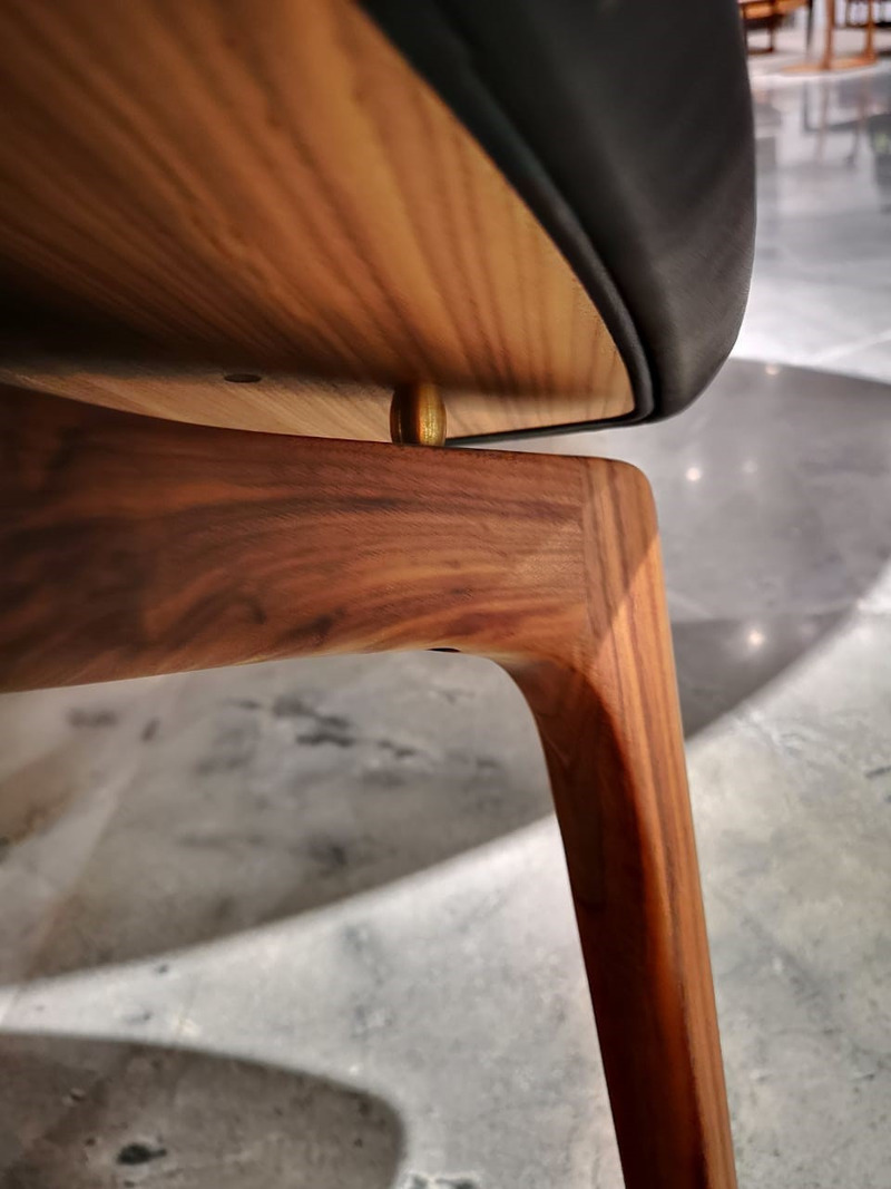 Dossier de presse | 5145-01 - Communiqué de presse | Wood Couture, the new approach to bespoke furniture supply, officially launches its services with the promise to shake the industry and challenge the status quo - Wood Couture - Produit - Wood Couture manufactured chair, detail and precision - Crédit photo : Wood Couture