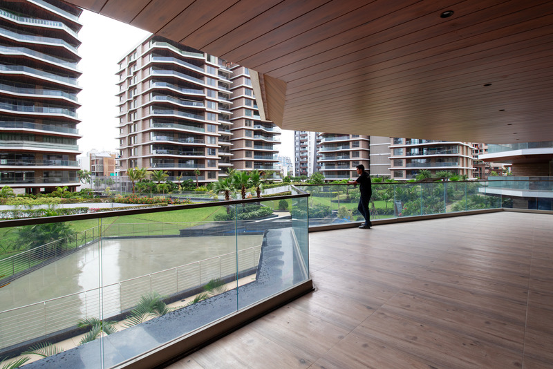 Dossier de presse | 1432-09 - Communiqué de presse | EXCELLENSEAA 126 by Happy Homes - Sanjay Puri Architects - Architecture résidentielle - <p>Large balconies act as interstitial spaces between the outside and the inside</p> - Crédit photo : Mr.Abhishek Shah