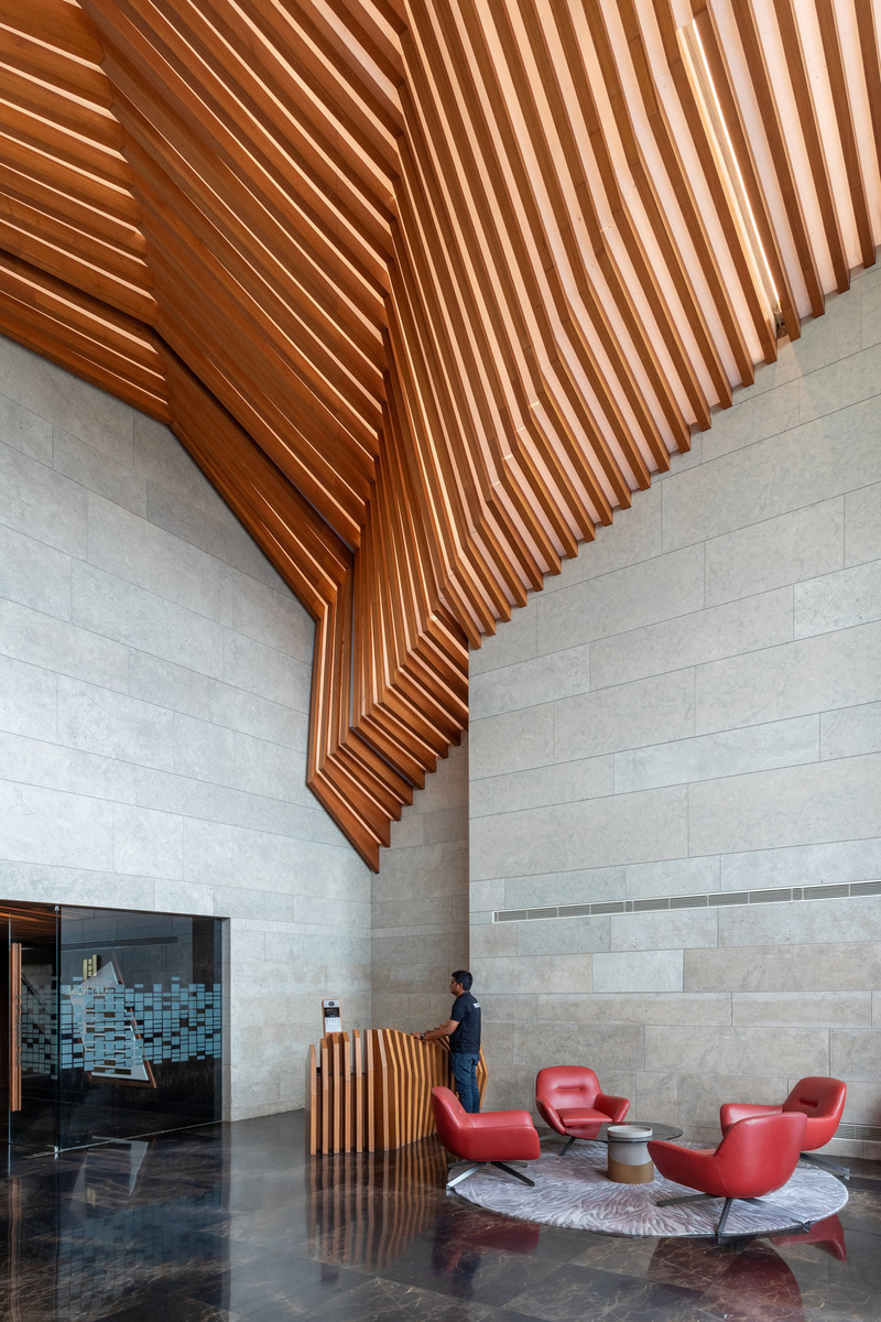 Dossier de presse | 1432-09 - Communiqué de presse | EXCELLENSEAA 126 by Happy Homes - Sanjay Puri Architects - Architecture résidentielle -   <p>Each building is entered through a sculptural lobby </p>   - Crédit photo : Mr.Abhishek Shah