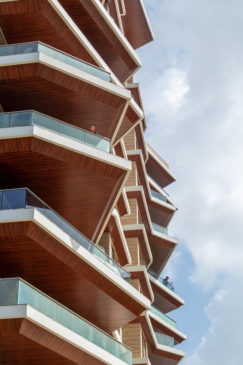 Dossier de presse | 1432-09 - Communiqué de presse | EXCELLENSEAA 126 by Happy Homes - Sanjay Puri Architects - Architecture résidentielle - <p>Varying angles create different degrees of openness in the outdoor decks</p> - Crédit photo : Mr.Abhishek Shah