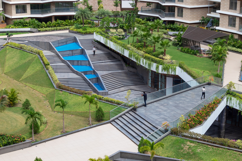Dossier de presse | 1432-09 - Communiqué de presse | EXCELLENSEAA 126 by Happy Homes - Sanjay Puri Architects - Architecture résidentielle - <p>Angular grass mounts lift up in the centre of the landscaped space revealing a sub terranean club</p> - Crédit photo : Mr.Abhishek Shah