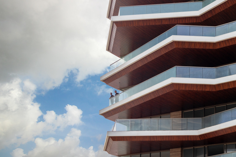 Dossier de presse | 1432-09 - Communiqué de presse | EXCELLENSEAA 126 by Happy Homes - Sanjay Puri Architects - Architecture résidentielle - <p>Detailed view of the extensive decks</p> - Crédit photo : Mr.Abhishek Shah