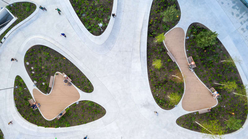 Dossier de presse | 2193-02 - Communiqué de presse | V-PLAZA – Urban Development - 3deluxe - Design urbain - This hybrid of skatepark, playground and urbane living room has now opened – the perfect venue for a young, dynamic society. - Crédit photo : Sascha Jahnke