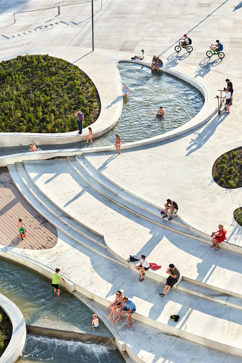 Dossier de presse | 2193-02 - Communiqué de presse | V-PLAZA – Urban Development - 3deluxe - Design urbain - This hybrid of skatepark, playground and urbane living room has now opened – the perfect venue for a young, dynamic society. - Crédit photo : Norbert Tukaj