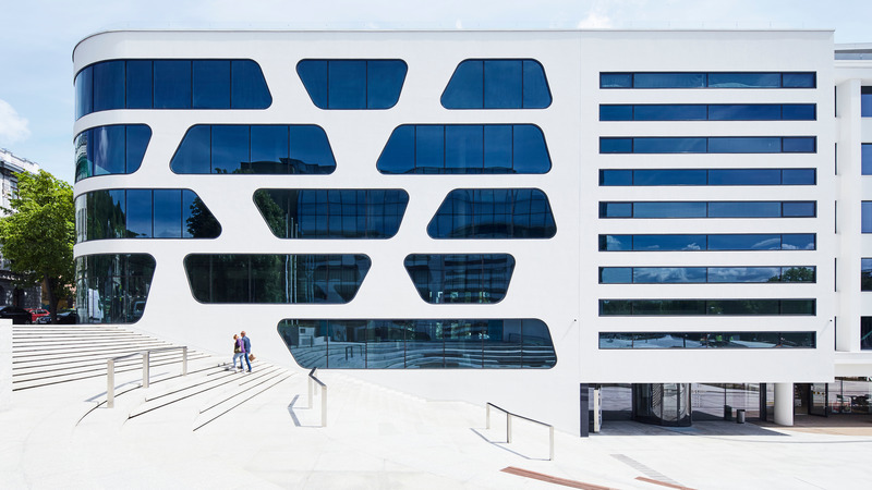 Dossier de presse | 2193-02 - Communiqué de presse | V-PLAZA – Urban Development - 3deluxe - Design urbain -  The new corner building is an homage to Lithuania’s Art Deco heritage. - Crédit photo : Norbert Tukaj