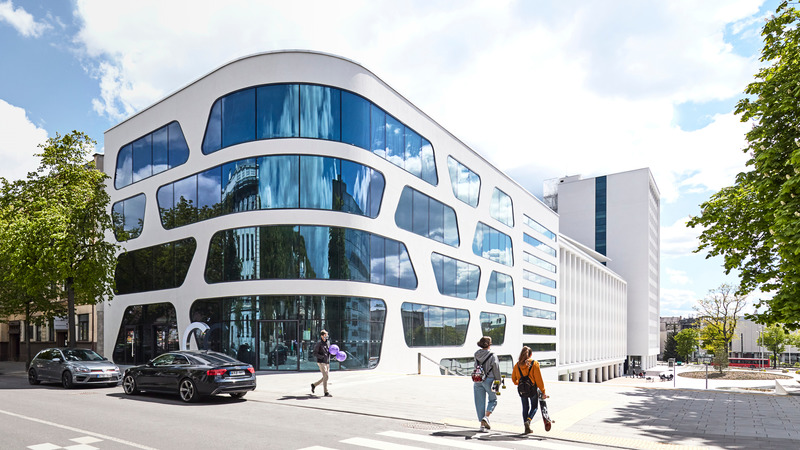 Dossier de presse | 2193-02 - Communiqué de presse | V-PLAZA – Urban Development - 3deluxe - Design urbain - The stylistic connection between all five buildings is their uniform, white-rendered façade, which enables all the buildings to merge into one radiant unit. - Crédit photo : Norbert Tukaj