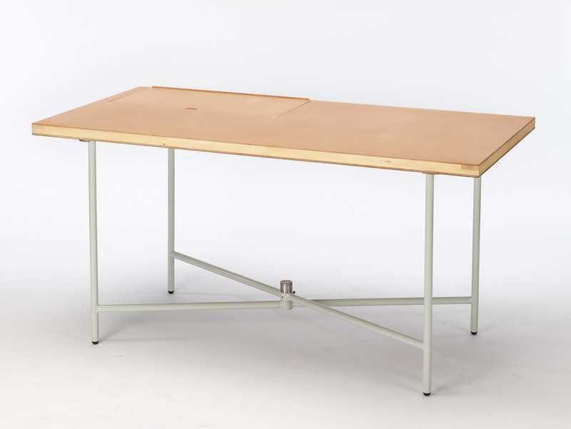 Dossier de presse | 2704-12 - Communiqué de presse | Call for entries for the Pure Talents Contest 2021 of the imm cologne - imm cologne/LivingKitchen 2021, Koelnmesse GmbH - Concours - The jury of the Pure Talents Contest 2020 awarded the first prize to Marie Kurstjens and Iva Coskun (Germany) for their collapsible and universally deployable Levi table. At first glance, Levi seems like a normal, simple table with a wooden plate on a metal frame. However, thanks to a joint-like hinge, the frame can be set up and fixed at all possible angles in order to incorporate plates of different formats, from the dining table square to the rectangle compatible for use as a workplace.  - Crédit photo : Marie Kurstjens, Iva Coskun; Koelnmesse