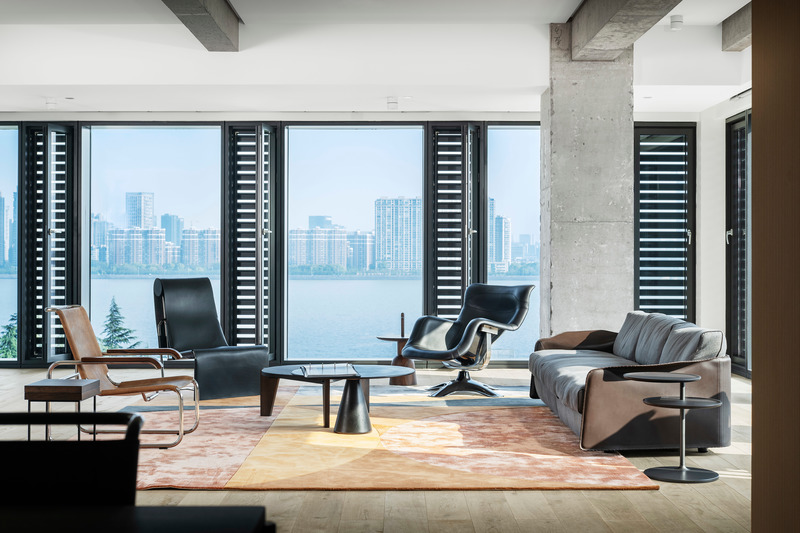 Dossier de presse | 3599-05 - Communiqué de presse | Lingdi Office - WJ DESIGN - Design d’intérieur commercial - The meeting area with river view - Crédit photo : XUE Yutao