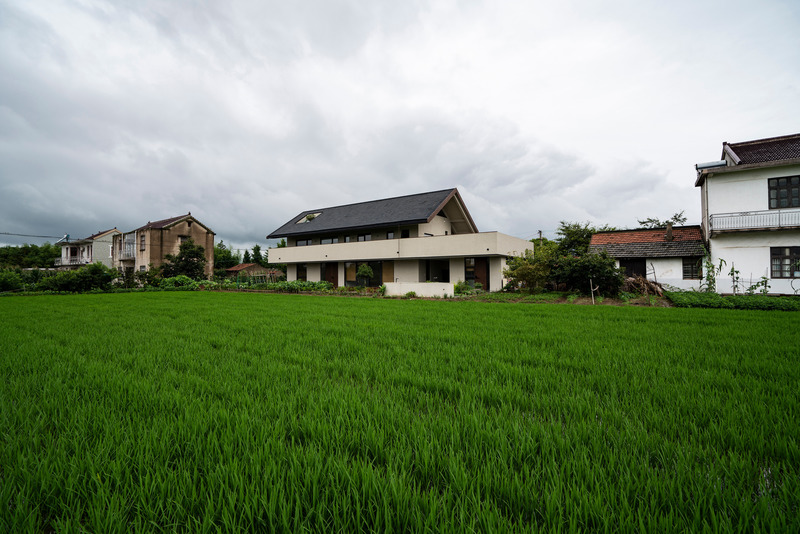 Dossier de presse | 4722-01 - Communiqué de presse | House G - Interval Architects - Architecture résidentielle - Overlooking house from paddy - Crédit photo : Zhi Geng