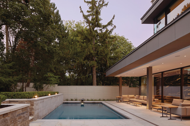 Press kit | 2941-01 - Press release | Russell Hill Road Residence - Taylor Smyth Architects - Residential Architecture - Pool and patio - Photo credit: Ben Rahn/A-Frame
