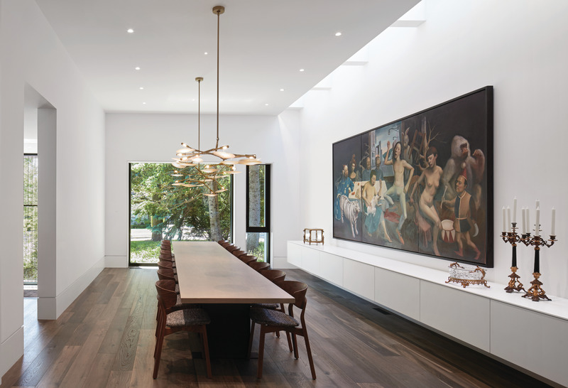 Press kit | 2941-01 - Press release | Russell Hill Road Residence - Taylor Smyth Architects - Residential Architecture - Dining room is illuminated by a linear skylight along its length and can be opened up into the kitchen by a series of pivoting doors to allow it to seat up to 30 people. - Photo credit: Studio Shai Gil