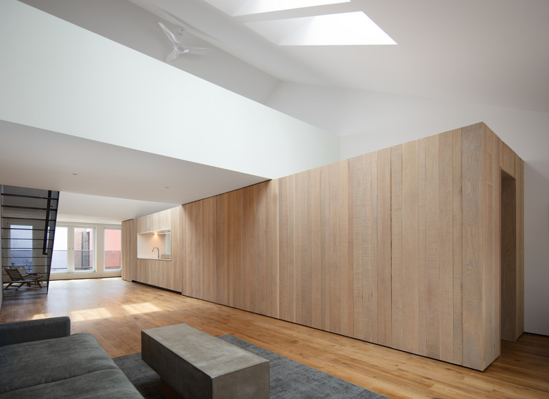 Dossier de presse | 5243-01 - Communiqué de presse | Downtown Loft - Bushman Dreyfus Architects - Design d’intérieur résidentiel - Open loft floating above the oak volume<br style=""> - Crédit photo : Virginia Hamrick Photography