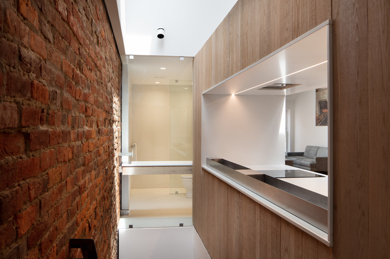 Dossier de presse | 5243-01 - Communiqué de presse | Downtown Loft - Bushman Dreyfus Architects - Design d’intérieur résidentiel - At top of the entry stair looking towards the bathroom<br> - Crédit photo : Virginia Hamrick Photography