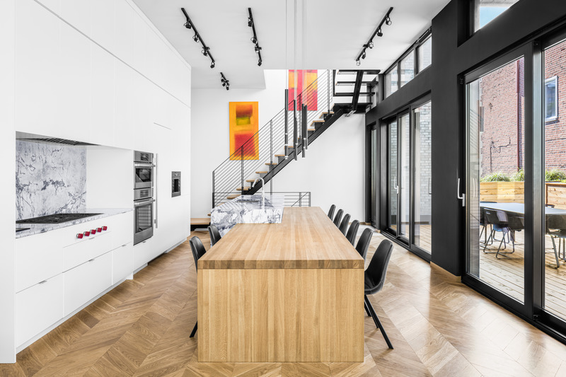 Dossier de presse | 1532-01 - Communiqué de presse | Maison Alexandre-de-Sève : Quand patrimoine et contemporain se rencontrent - Guillaume Lévesque architecte - Architecture résidentielle - <p id="docs-internal-guid-878c5efc-7fff-9f84-c301-b7a4400e2e57">Salle à manger de la Maison Alexandre-de-Sève</p> - Crédit photo : Charles Lanteigne photo 