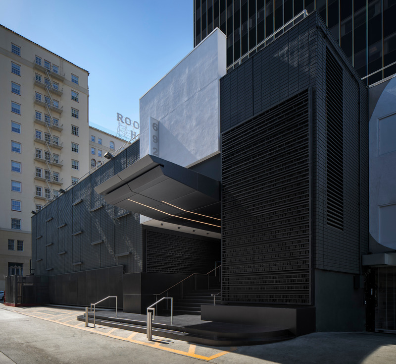 Dossier de presse | 3414-02 - Communiqué de presse | Pure + FreeForm Harnesses the Transformative Power of Light with New Collection of Metal Skins - Pure + FreeForm - Produit - Hollywood, installed at 6922 Hollywood Blvd in Los Angeles - Crédit photo : Photographer: Chipper Hatter