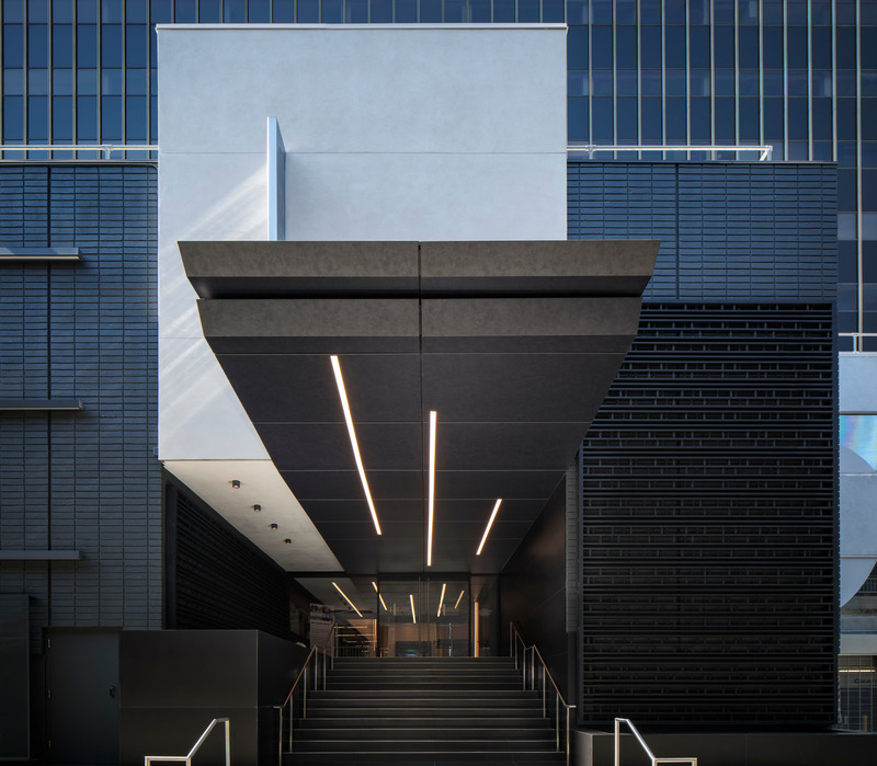 Dossier de presse | 3414-02 - Communiqué de presse | Pure + FreeForm Harnesses the Transformative Power of Light with New Collection of Metal Skins - Pure + FreeForm - Produit - Hollywood, installed at 6922 Hollywood Blvd in Los Angeles - Crédit photo : Photographer: Chipper Hatter