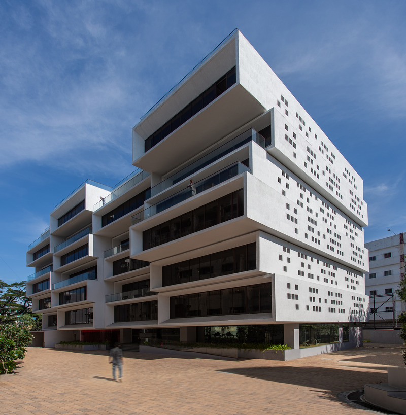 Dossier de presse | 1432-10 - Communiqué de presse | Akshaya 27 - Sanjay Puri Architects - Architecture commerciale - <p>.Cuboid cantilevered volumes create an office building with outdoor spaces at each level </p><p style=""><br></p> - Crédit photo : BRS Sreenag, Sreenag Pictures