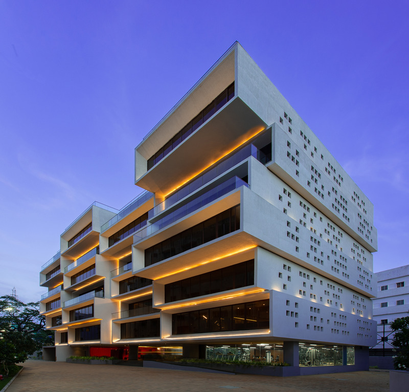 Dossier de presse | 1432-10 - Communiqué de presse | Akshaya 27 - Sanjay Puri Architects - Architecture commerciale - <p>Cuboid cantilevered volumes create an office building with outdoor spaces at each level </p> - Crédit photo : BRS Sreenag, Sreenag Pictures