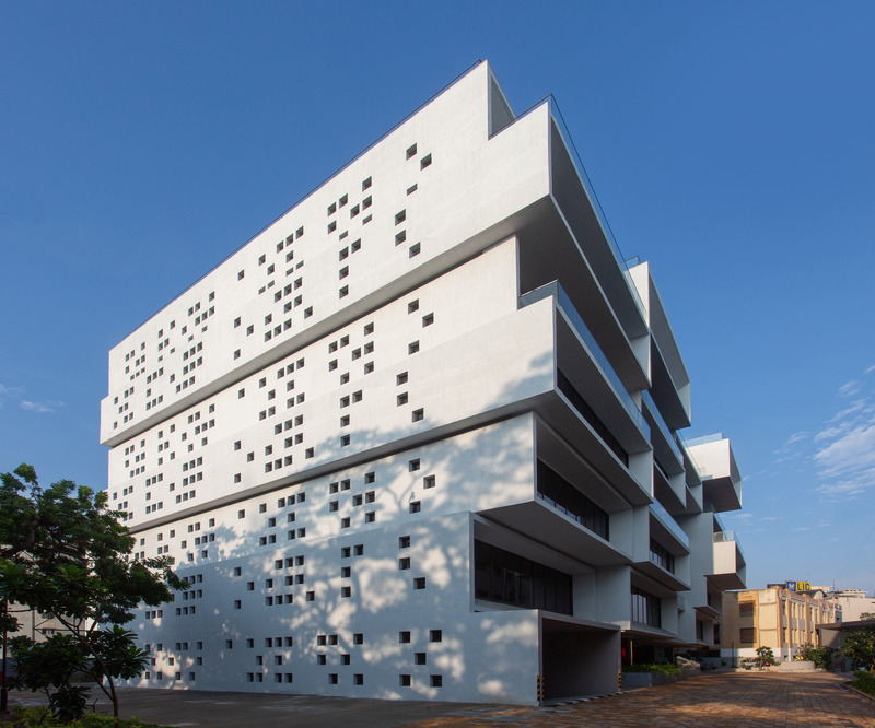 Dossier de presse | 1432-10 - Communiqué de presse | Akshaya 27 - Sanjay Puri Architects - Architecture commerciale - <p>The building is shielded on the east &amp; west with large openings on the north side in response to the hot climate of the location.</p> - Crédit photo : BRS Sreenag, Sreenag Pictures